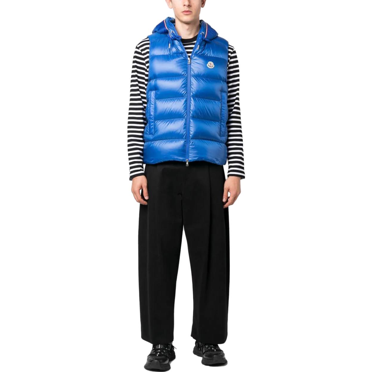 Lookbook Moncler SS23 Rompi Biru Tanpa Lengan Logo Cetak Warna Solid dengan Hoodie I20911A00046595ZZ731