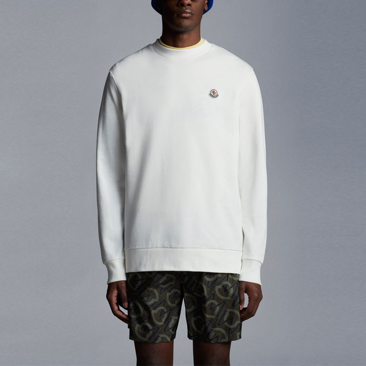 Lookbook 몽클레르 SS23 화이트 로고 패치 크루넥 긴팔 스웨트셔츠. I10918G00053809KR034