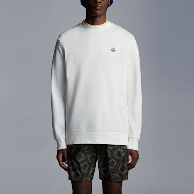 몽클레르 SS23 화이트 로고 패치 크루넥 긴팔 스웨트셔츠. I10918G00053809KR034 Lookbook 몽클레르 SS23 화이트 로고 패치 크루넥 긴팔 스웨트셔츠. I10918G00053809KR034