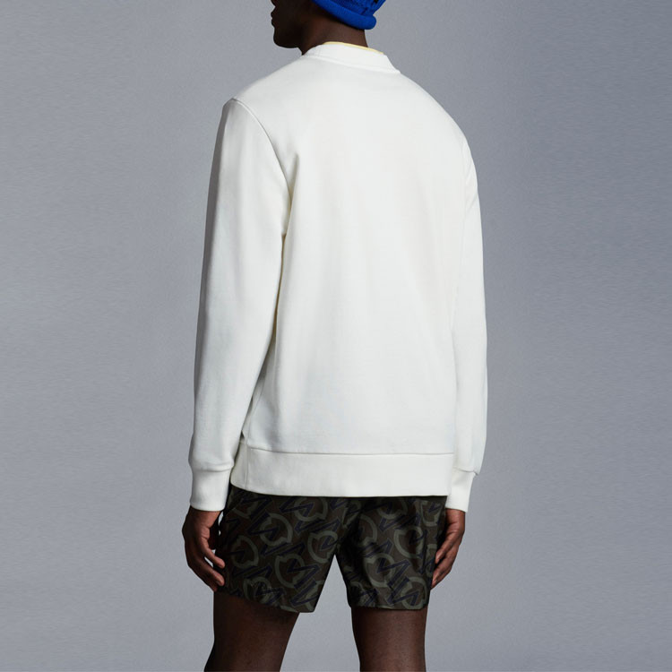 Shop 몽클레르 SS23 화이트 로고 패치 크루넥 긴팔 스웨트셔츠. I10918G00053809KR034