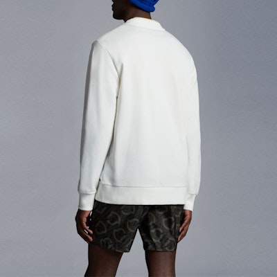몽클레르 SS23 화이트 로고 패치 크루넥 긴팔 스웨트셔츠. I10918G00053809KR034 Shop 몽클레르 SS23 화이트 로고 패치 크루넥 긴팔 스웨트셔츠. I10918G00053809KR034