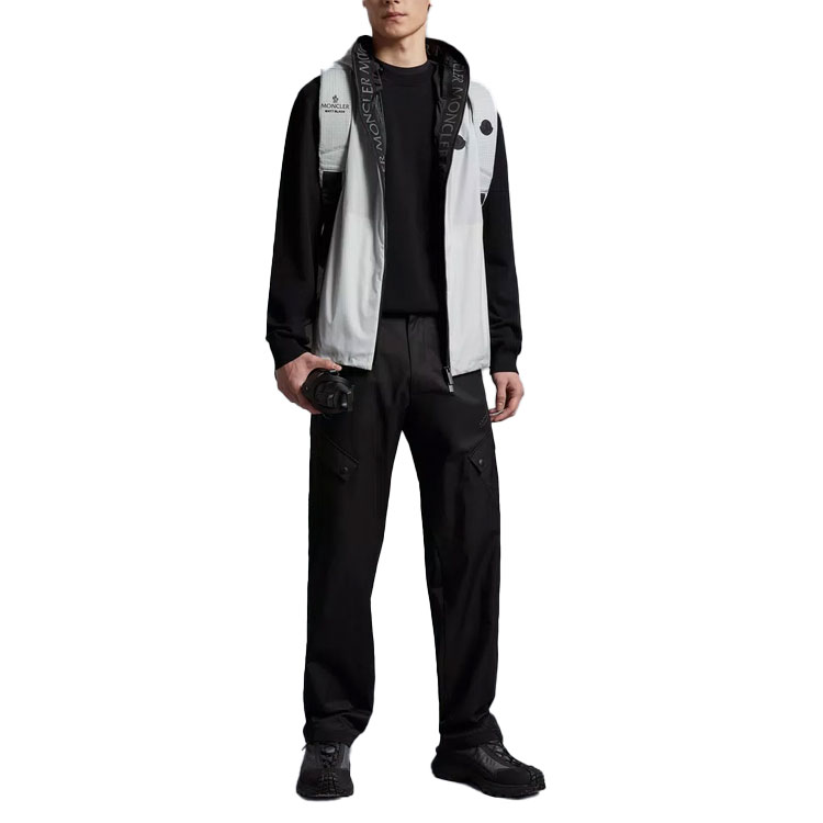 Lookbook Moncler SS23 Jaket Tanpa Lengan Putih Bertudung dengan Logo Patch. I10911A001076835221D