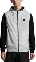 Shop Moncler SS23 白色連帽拉鍊背心附標誌貼章。 I10911A001076835221D