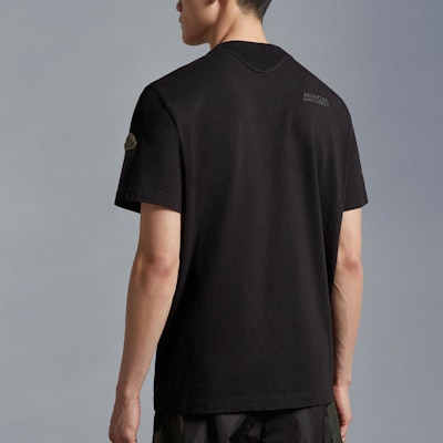 Moncler SS23 Born to Protect Logo Baju Hitam Leher Bulat Lelaki. I10918C00039899YU999 Shop Moncler SS23 Born to Protect Logo Baju Hitam Leher Bulat Lelaki. I10918C00039899YU999