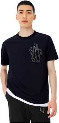 Moncler SS23 Born to Protect Logo Baju Hitam Leher Bulat Lelaki. I10918C00039899YU999 Sizing Moncler SS23 Born to Protect Logo Baju Hitam Leher Bulat Lelaki. I10918C00039899YU999