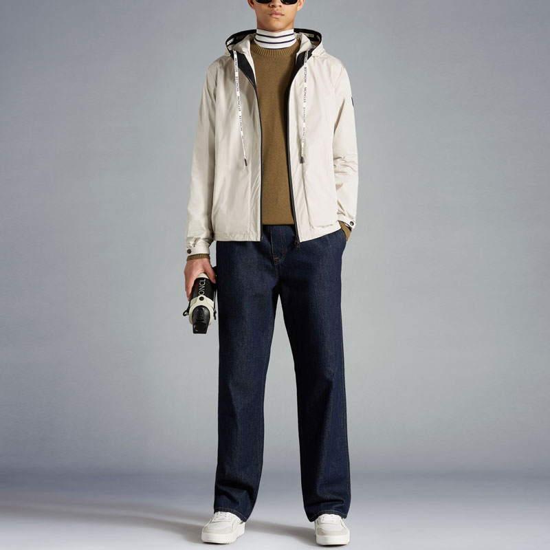 Lookbook Moncler SS23 Jaket Hoodie Pria Logo Carles Tali Serut Solid. I10911A0017054A91203