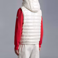 Shop Moncler SS23 光澤徽標連帽拉鍊背心 白色 男款 I10911A00059596J9001