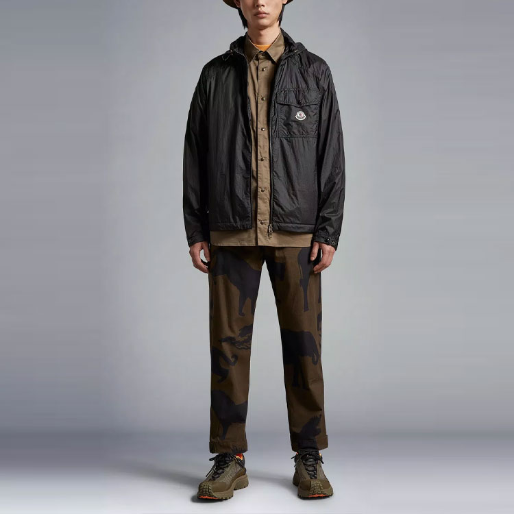 Lookbook Moncler SS23 Jaket Lengan Panjang Hitam Samakar Logo Patch Solid. I10911A00152595F3999