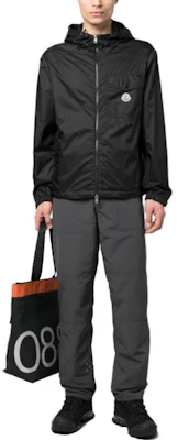 Chaqueta Negra con Capucha Moncler SS23 Samakar Logo Patch 1A00152595F3SAMAKAR999 Lookbook Chaqueta Negra con Capucha Moncler SS23 Samakar Logo Patch 1A00152595F3SAMAKAR999