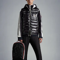 Lookbook Moncler SS23 男女款黑色徽標連帽背心外套 I10911A00068M1592999