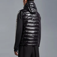 Shop Moncler SS23 男女款黑色徽標連帽背心外套 I10911A00068M1592999