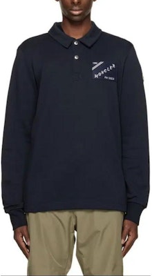 Moncler SS24 Kaos Polo Lengan Panjang Biru Navy dengan Cetakan Huruf. I20918G00078809KR778 Lookbook Moncler SS24 Kaos Polo Lengan Panjang Biru Navy dengan Cetakan Huruf. I20918G00078809KR778