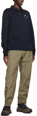 Moncler SS24 Kaos Polo Lengan Panjang Biru Navy dengan Cetakan Huruf. I20918G00078809KR778 Sizing Moncler SS24 Kaos Polo Lengan Panjang Biru Navy dengan Cetakan Huruf. I20918G00078809KR778