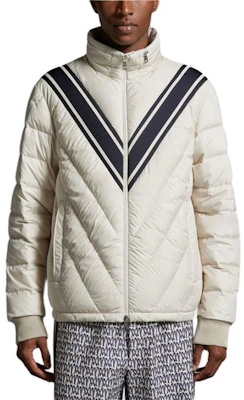 モンクレール SS24 ショートパファージャケット ベージュ プリントデザイン入り. J10911A00005549SK20F Lookbook モンクレール SS24 ショートパファージャケット ベージュ プリントデザイン入り. J10911A00005549SK20F