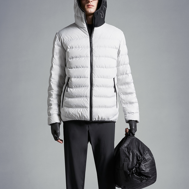 Moncler SS24  Short Reflective Logo Hooded Down Jacket Light Grey J10911A000175973I91Y 圖 3