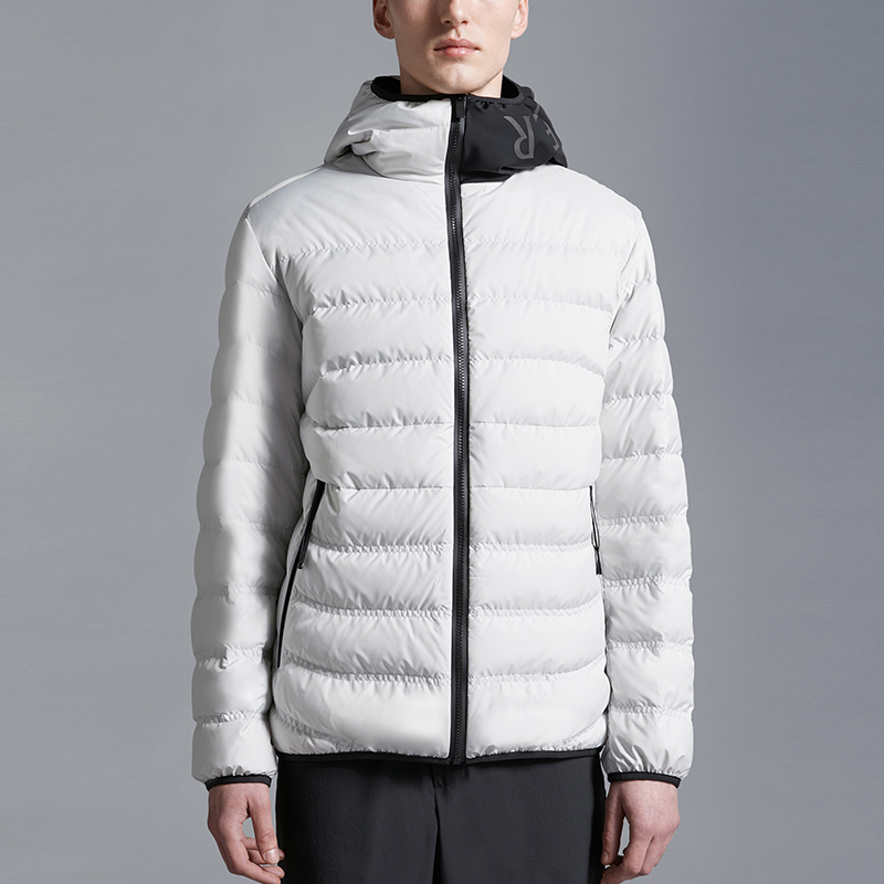 Moncler SS24  Short Reflective Logo Hooded Down Jacket Light Grey J10911A000175973I91Y 圖 4