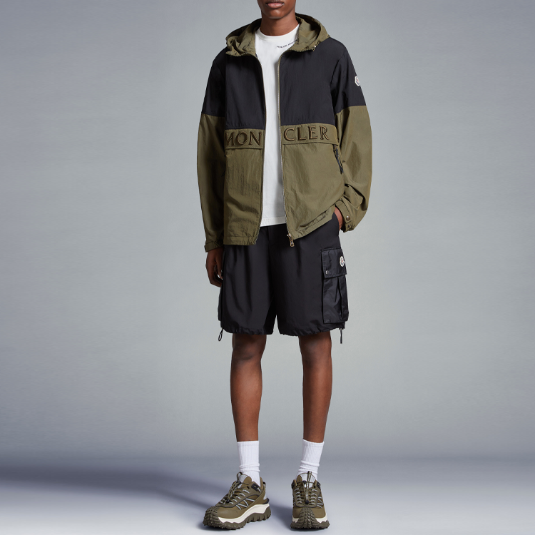 Lookbook 몽클레르 SS24 스트레이트 레그 카고 반바지 포켓 패치 블랙 J10912B00012549P5999