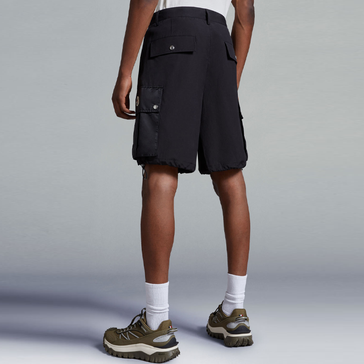 Shop 몽클레르 SS24 스트레이트 레그 카고 반바지 포켓 패치 블랙 J10912B00012549P5999
