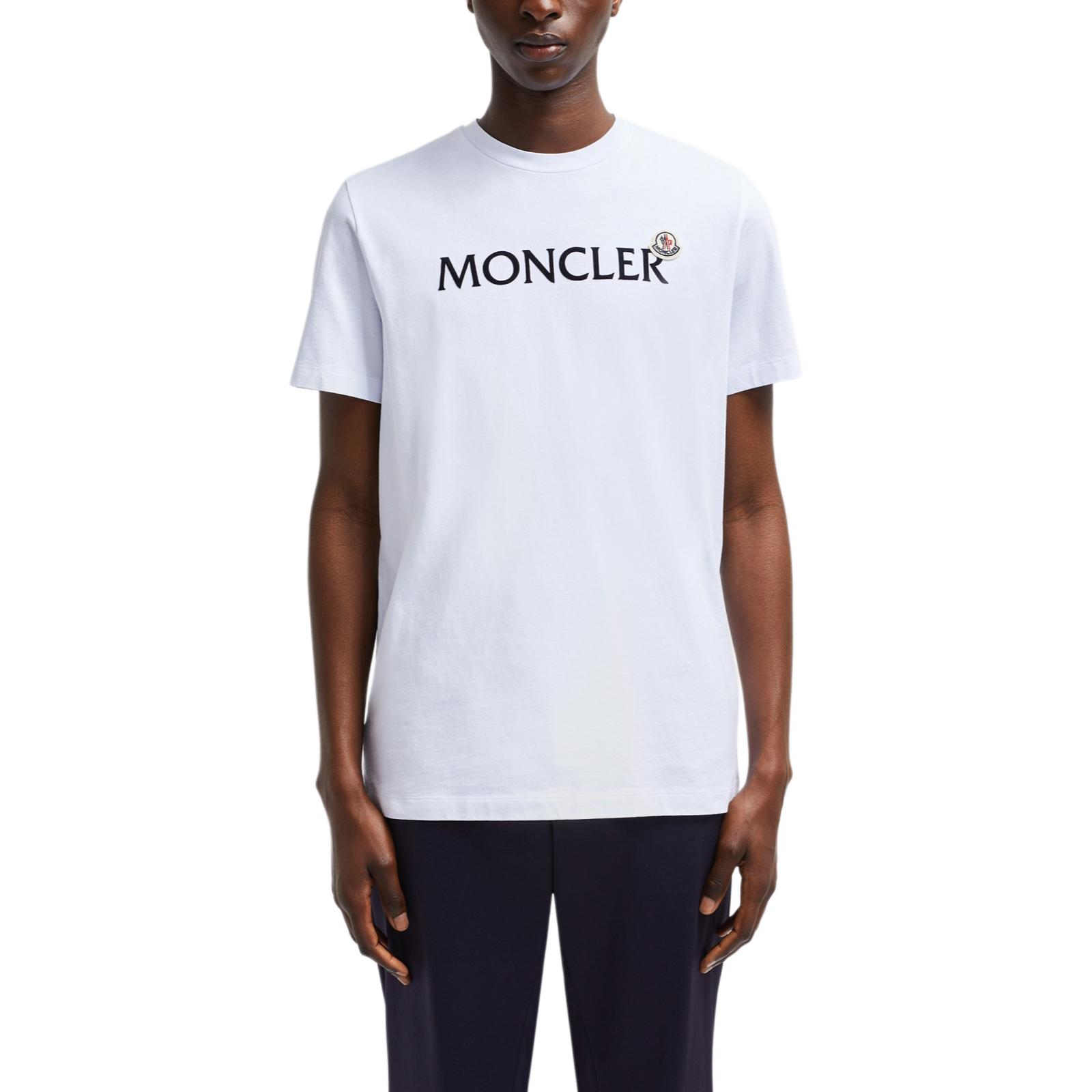 Lookbook Camiseta Blanca Moncler SS24 con Diseño de Logo en Relieve. J20918C000248390T001