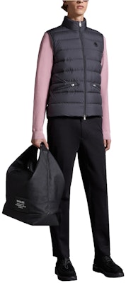 Moncler SS24 LECHTAL 男女款黑色羽絨背心,皮革標誌裝飾。 J10911A00139549SK999 Lookbook Moncler SS24 LECHTAL 男女款黑色羽絨背心,皮革標誌裝飾。 J10911A00139549SK999