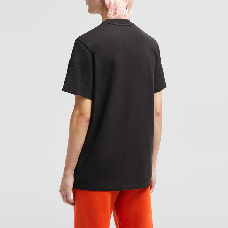 Lookbook Moncler Kaos Crewneck Logo Pixel SS24 Grafis Warna Hitam. J20918C0000483927998