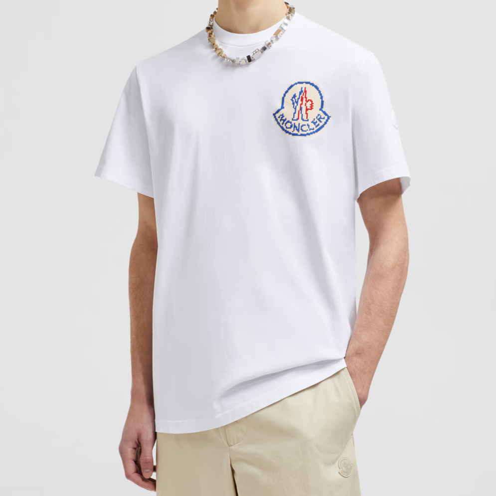 Purchase Moncler SS24 Kaos Pria Crewneck Putih dengan Cetak Logo Pixel. J20918C000048392700A