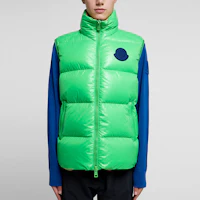Purchase Moncler Sumida 綠色羽絨無袖背心前方標誌貼布。 1A0003453A0E84I