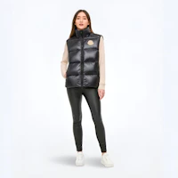 Lookbook Moncler Sumido 黑色男女款無袖羽絨背心附拉鍊口袋 J20911A00189595GJ995