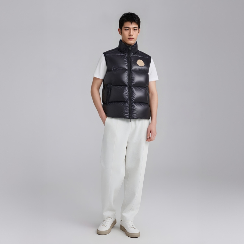 Shop Moncler Sumido Rompi Tanpa Lengan Unisex dengan Saku Ritsleting Hitam. J20911A00189595GJ995