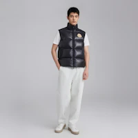 Shop Moncler Sumido 黑色男女款無袖羽絨背心附拉鍊口袋 J20911A00189595GJ995