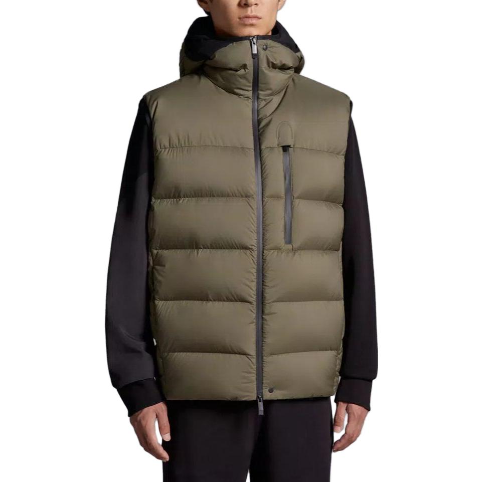 Lookbook Moncler Tamega 橄欖綠連帽無袖背心休閒外套。 I20911A00178596K7818