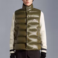 Shop Moncler Tibb 男女款綠色羽絨背心 - 素色立領設計 H20911A0009668950833