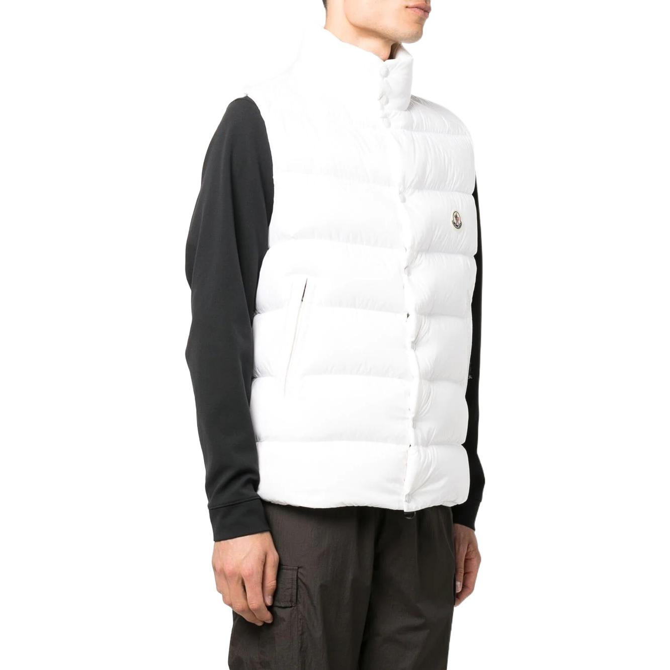 Shop Chaleco Acolchado Blanco Moncler Tibb para Hombre con Logo Sólido. 0911A0009668950032