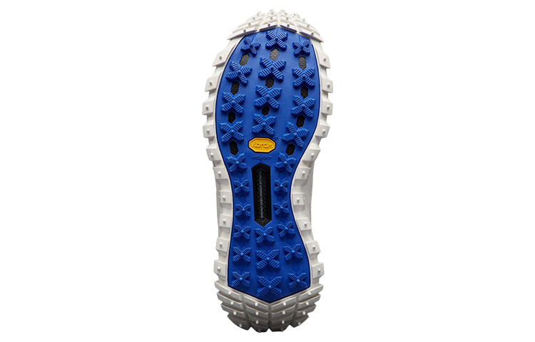 Shop Moncler Trailgrip Gore-Tex Putih Off الأبيض I109A4M00350M2058014