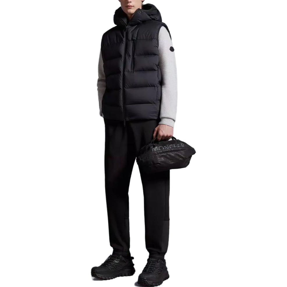 Lookbook Moncler 男女通用純色羽絨連帽無袖背心. I20911A00178596K7999