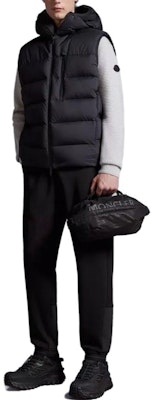 Moncler 男女通用純色羽絨連帽無袖背心. I20911A00178596K7999 Lookbook Moncler 男女通用純色羽絨連帽無袖背心. I20911A00178596K7999