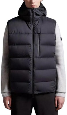 Moncler 男女通用純色羽絨連帽無袖背心. I20911A00178596K7999 Shop Moncler 男女通用純色羽絨連帽無袖背心. I20911A00178596K7999