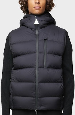 Moncler 男女通用純色羽絨連帽無袖背心. I20911A00178596K7999 Details for Moncler 男女通用純色羽絨連帽無袖背心. I20911A00178596K7999