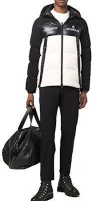 モンクレール メンズ ロゴプリント フード付きダウンジャケット - ブラック/ホワイト。 1A00084899HL 999 Lookbook モンクレール メンズ ロゴプリント フード付きダウンジャケット - ブラック/ホワイト。 1A00084899HL 999