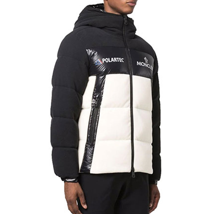 Shop モンクレール メンズ ロゴプリント フード付きダウンジャケット - ブラック/ホワイト。 1A00084899HL 999