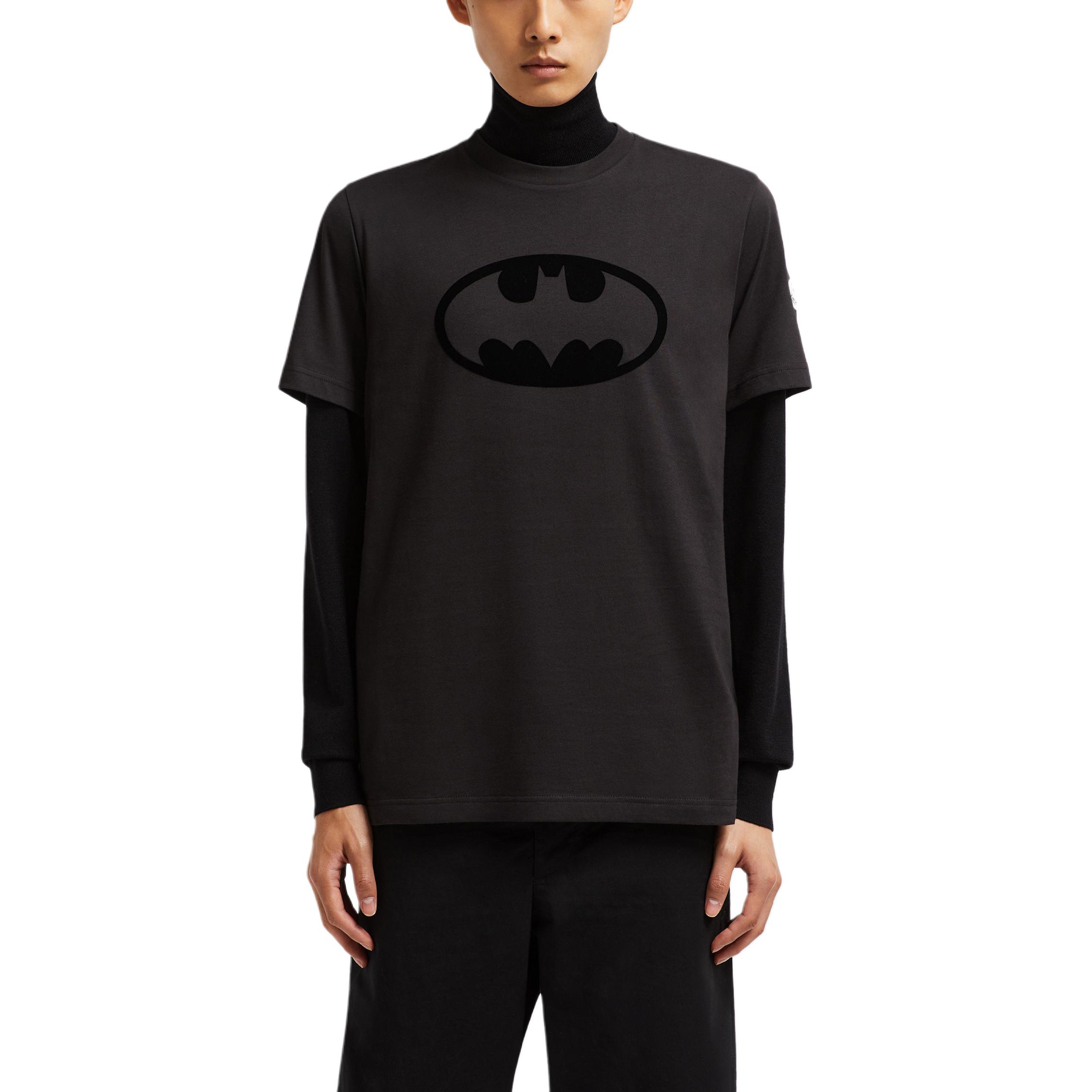 Lookbook 몽클레르 x 배트맨 로고 프린트 배지 크루넥 블랙 반팔 티셔츠 남성용. J20918C0004289AHD999