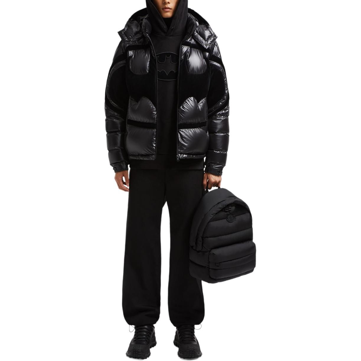 Lookbook Moncler x 蝙蝠俠 Solander 短款男女羽絨外套 黑色可調袖口 J20911A00161595ZJ999