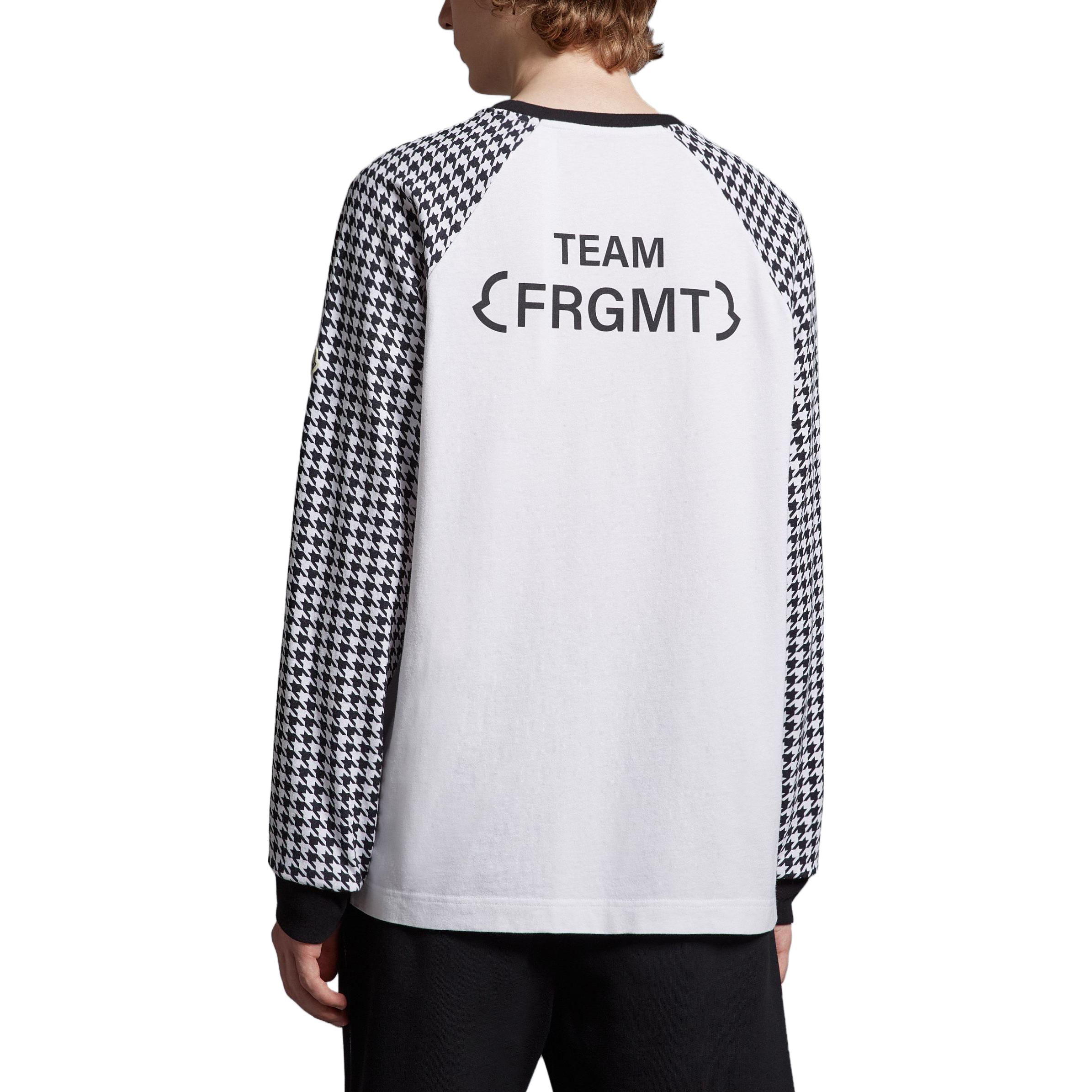Shop Moncler x Fragment Design FRGMT SS23白色長袖T恤 男女同款字母標誌。 I209U8D00003M3265F90