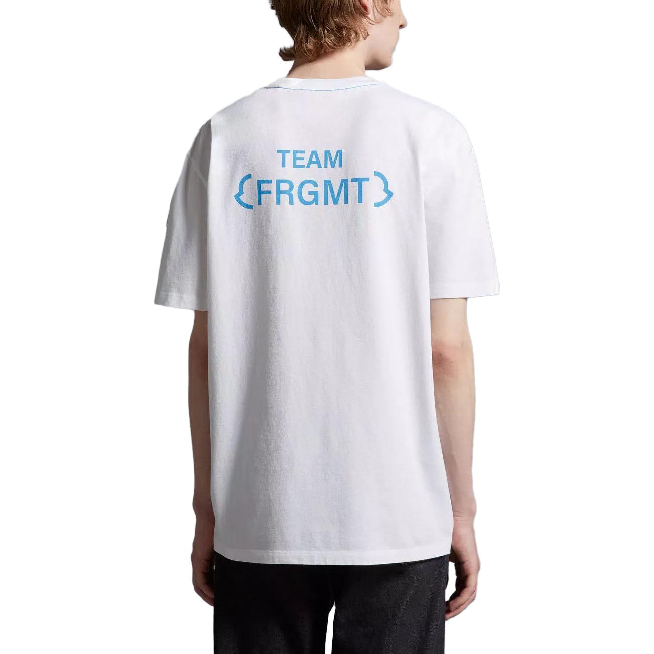 Shop Moncler x Fragment 設計聯名彎字口袋印花白色T恤 I209U8C00005M3265001