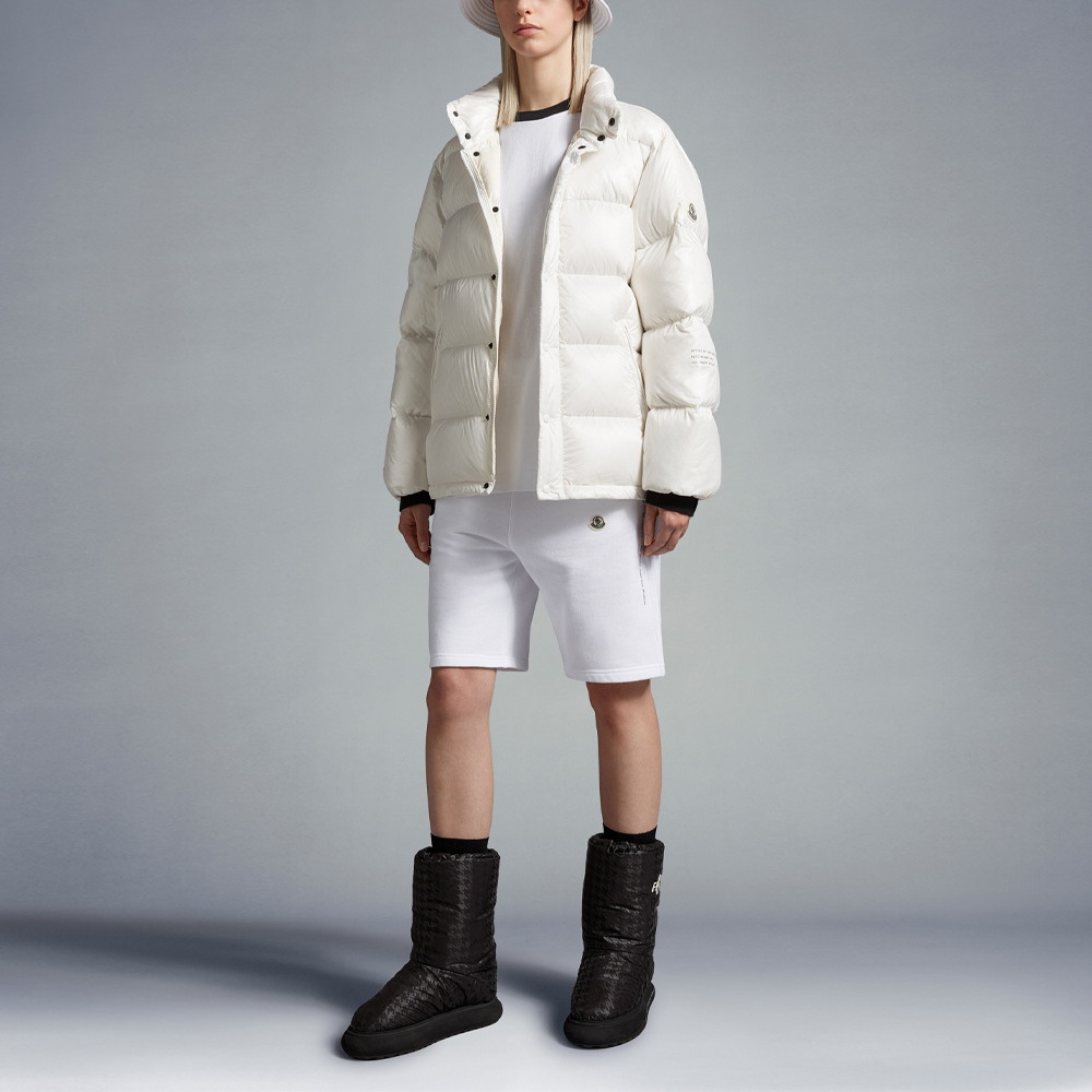 Lookbook 몽클레르 x 프래그먼트 SS23 유니섹스 로고 드로스트링 캐주얼 쇼츠 화이트. I209U8H00003M2372001