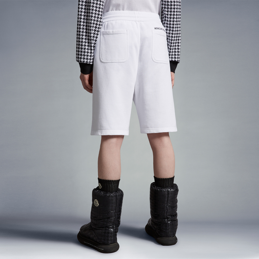 Shop 몽클레르 x 프래그먼트 SS23 유니섹스 로고 드로스트링 캐주얼 쇼츠 화이트. I209U8H00003M2372001