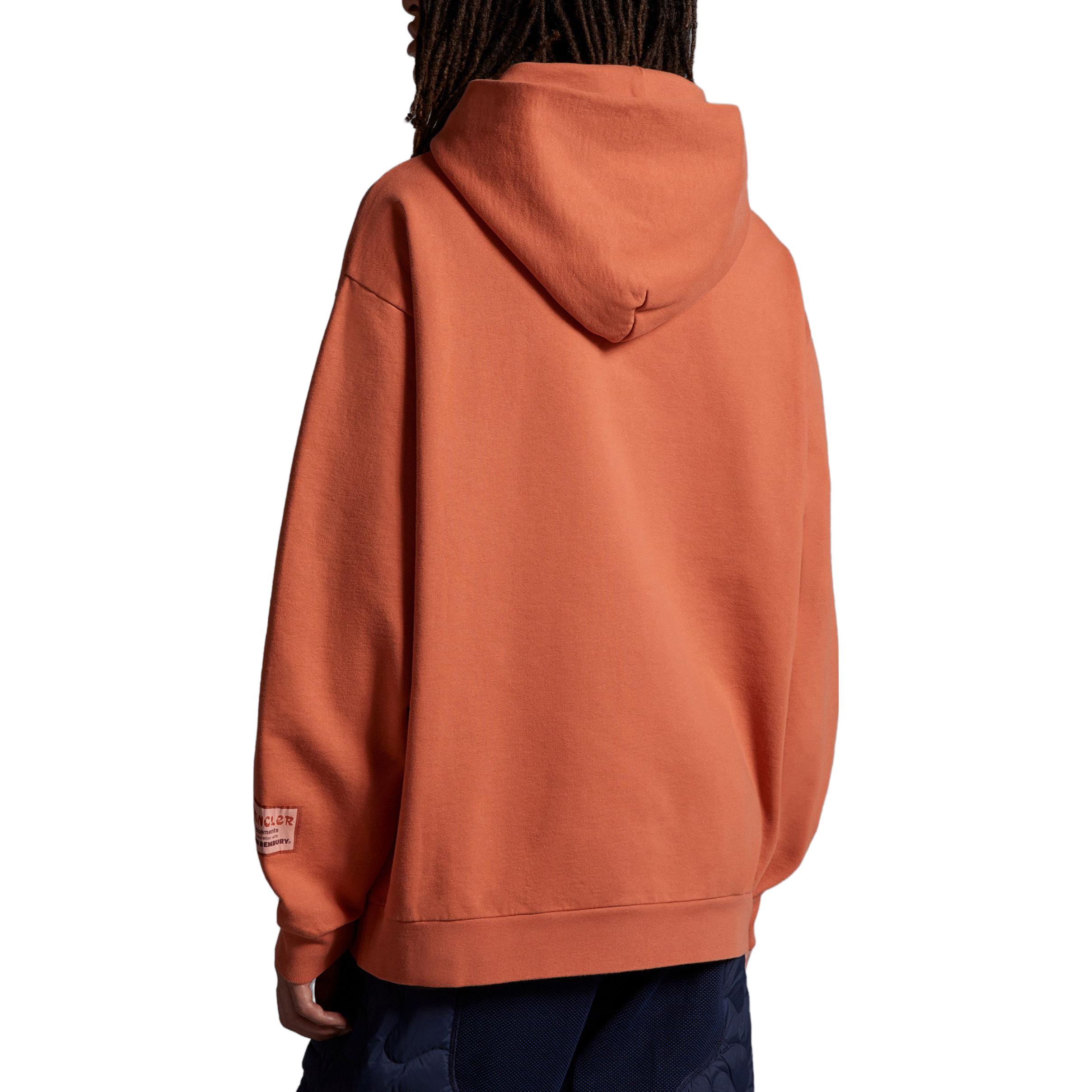 Lookbook Moncler x FW23 男女同款logo印花口袋卫衣 橙色. I209D8G00002M3237270