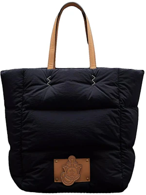 몽클레르 x JW 앤더슨 다운 토트백 (네이비)
Buy 몽클레르 x JW 앤더슨 다운 토트백 (네이비)