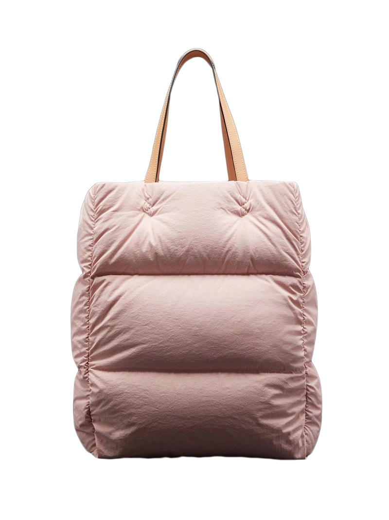 Lookbook 몽클레르 x JW 앤더슨 핑크 다운토트백
