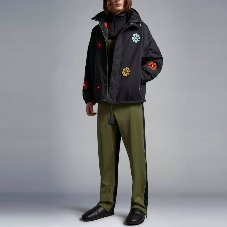Lookbook Moncler x JW Anderson SS23  Colorblock Knit Joggers in Army Green. I109E8H00001M2683999